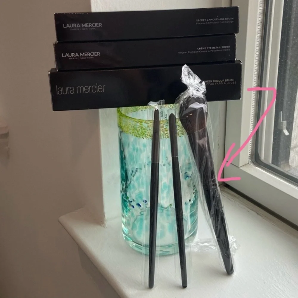 Laura Mercier Brush Cheek Color Brush - NWT